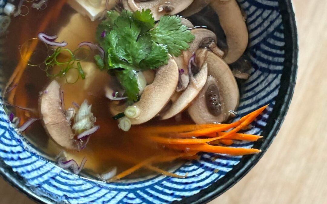 Soupe miso aux algues wakamé, tofu et légumes de saison