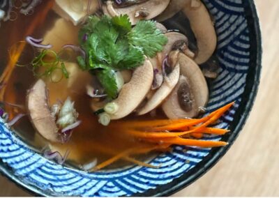 Soupe miso aux algues wakamé, tofu et légumes de saison